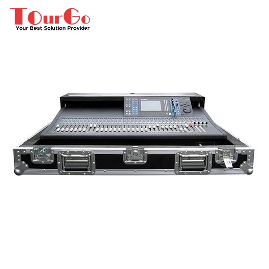 MIDAS 320 VENICE 24 CHANNEL MIXER FLIGHT CASE WITH DOGBOX